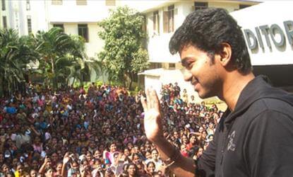 நாங்க மட்டும் என்ன... விஜய் ரசிகர்களும் கொடி பிடிப்பு...